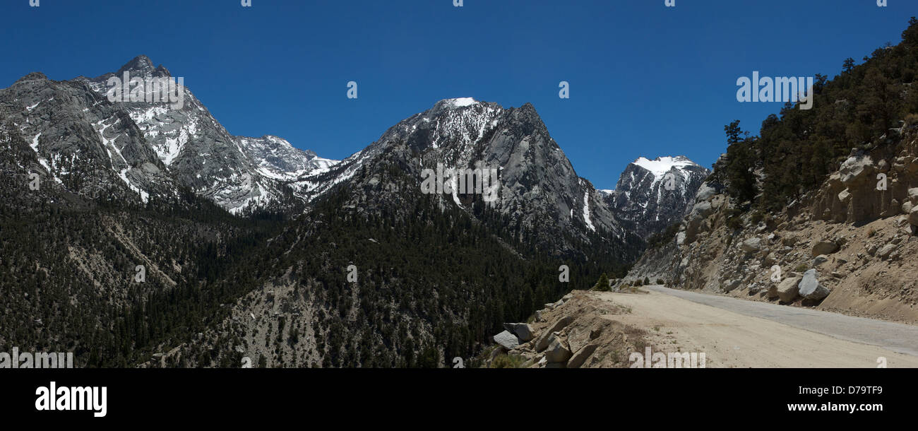 Einzige Straße führt in die Berge der Sierra Nevada und Kalifornien Mount Whitney. Stockfoto