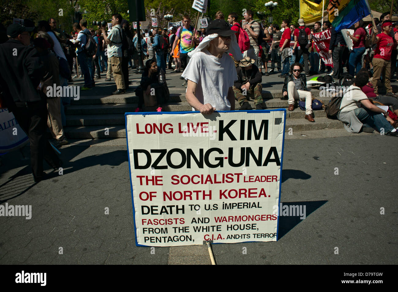 Mittwoch, 1. Mai 2013, New York, NY, Vereinigte Staaten: A Mann hält ein Zeichen nordkoreanischen Führer Kim Jong-Un zu verteidigen, wie Demonstranten von verschiedenen Gruppen in New York-Union Square zum International Workers Tag, sammeln auch bekannt als May Day. Stockfoto