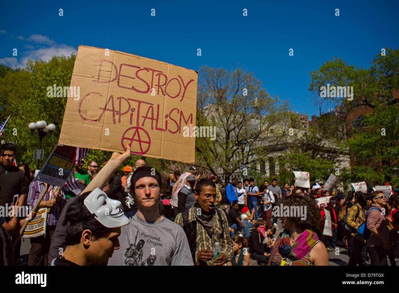 Mittwoch, 1. Mai 2013, New York, NY, Vereinigte Staaten: A Mann hält ein Schild mit der Aufschrift "Destroy Kapitalismus", wie Demonstranten am New Yorker Union Square zum International Workers Tag, sammeln auch bekannt als May Day. Stockfoto