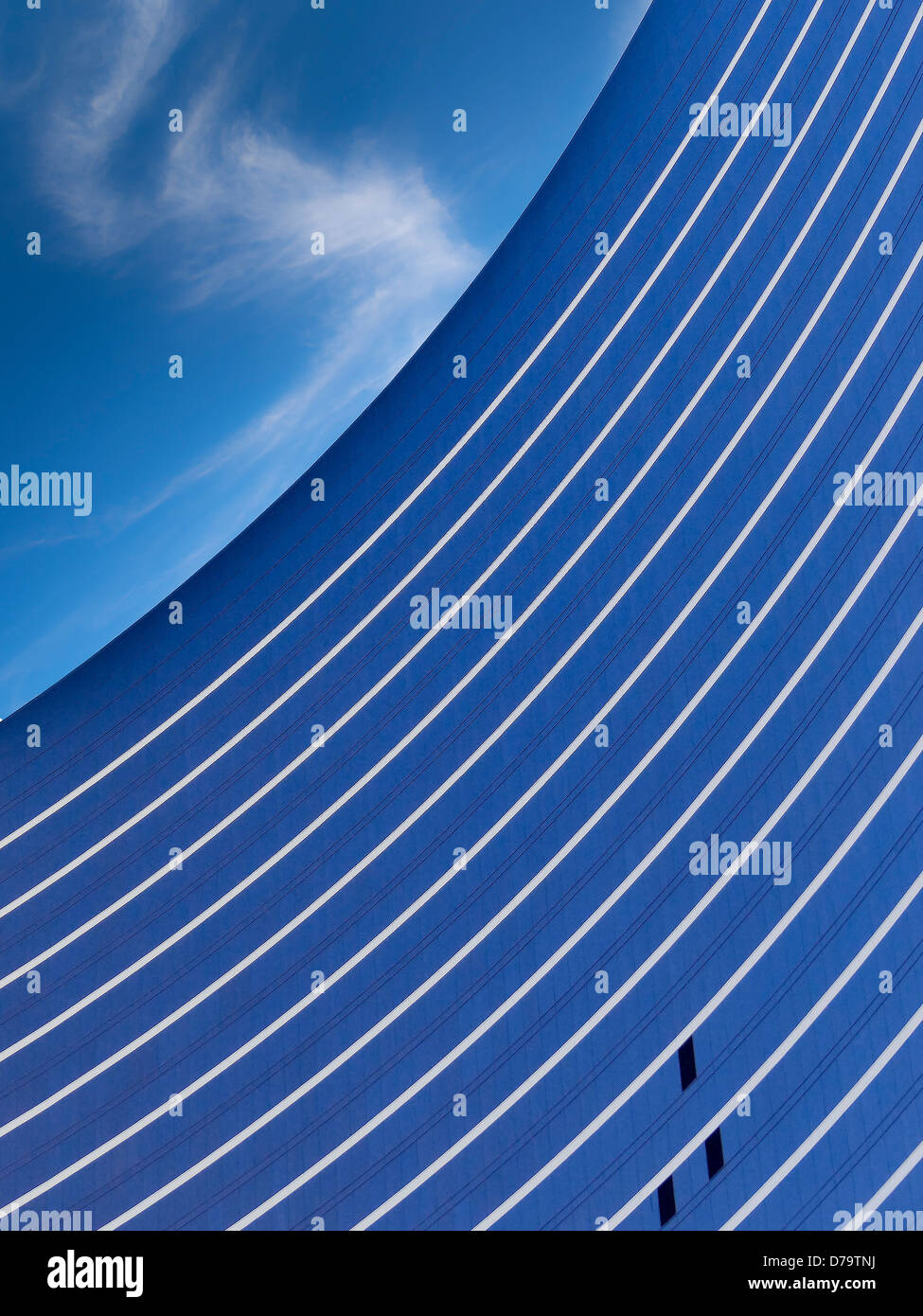 architektonisches Detail für den Einsatz als Hintergrund, Blues und Pfingstmontag Grafiklinien Stockfoto