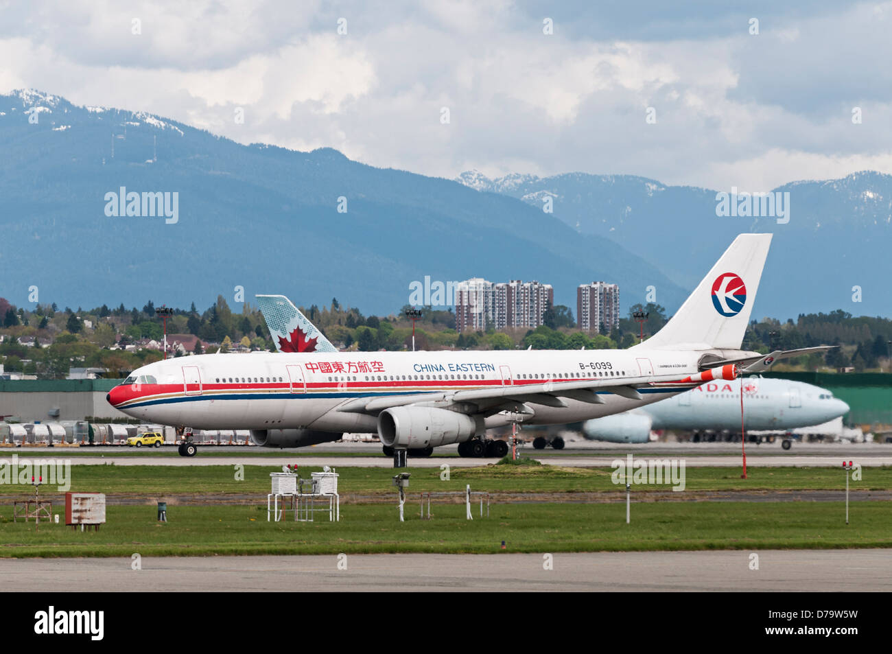 China Eastern Airlines und Air Canada Airlines Airbus A330 Jetliner für die Ausreise aus Vancouver-International (YVR) aufgereiht. Stockfoto