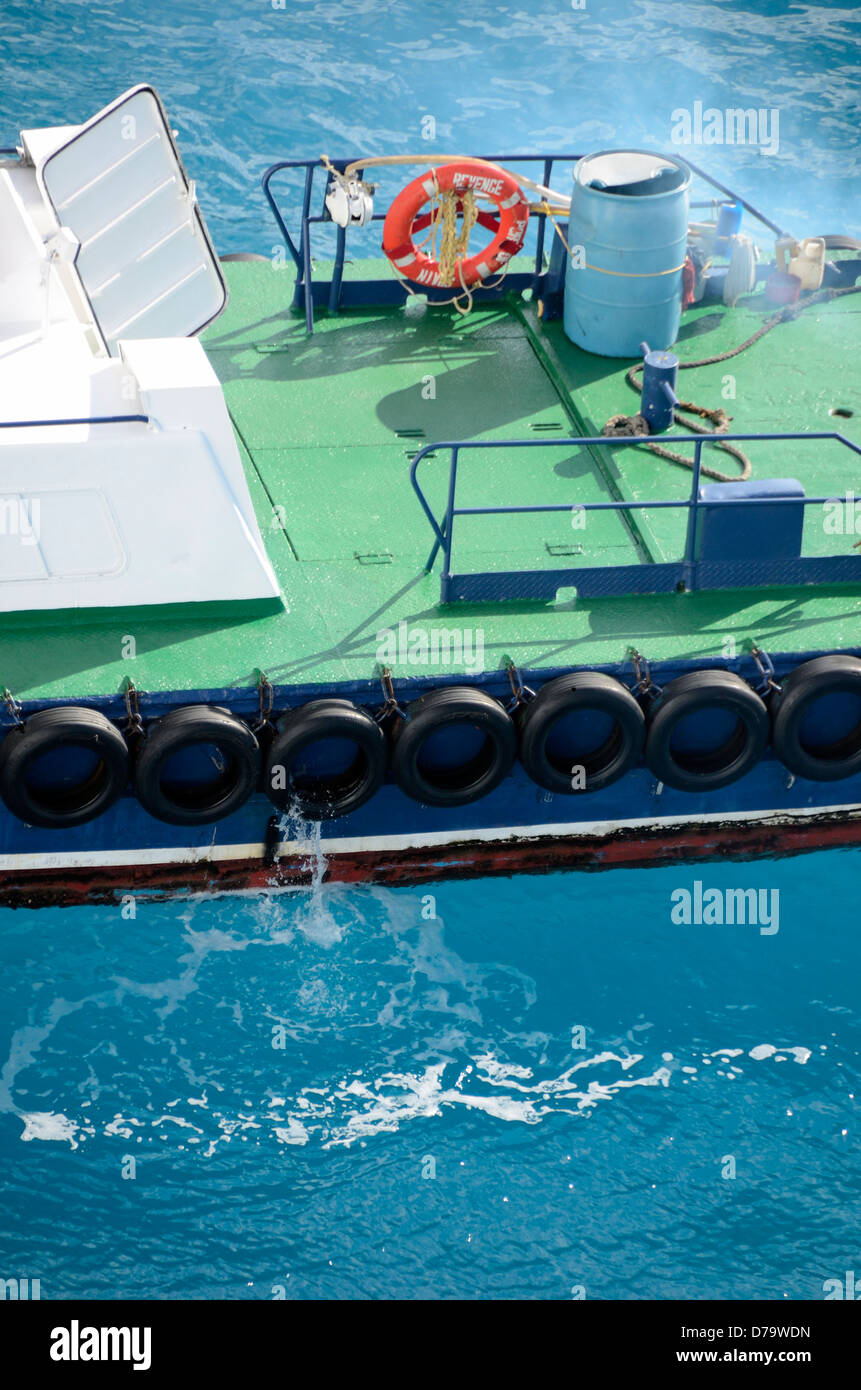 Reifen Sie-Stoßstangen auf einem Schiff in Philipsburg, St.Maarten, Niederländische Antillen Stockfoto