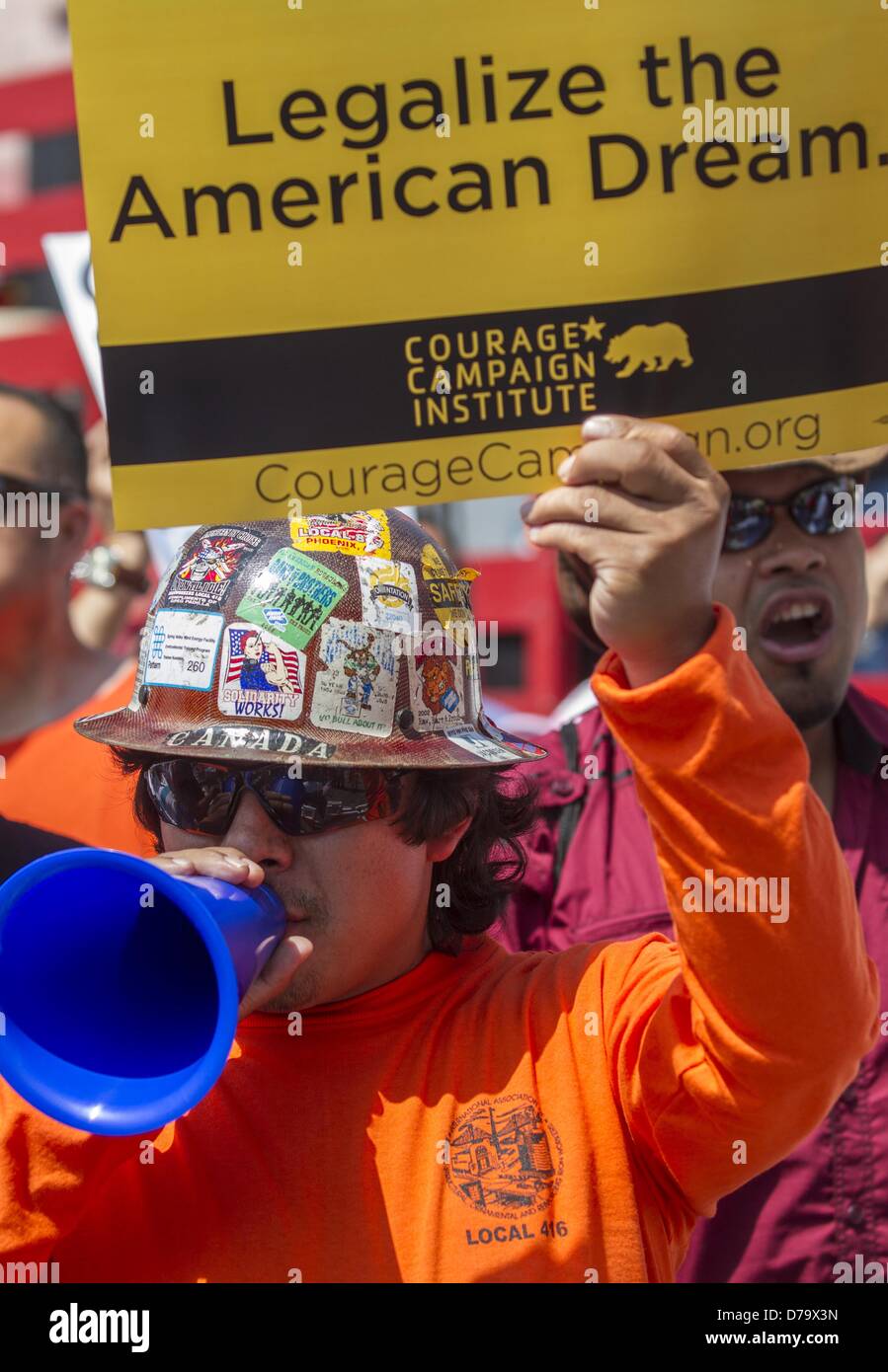 1. Mai 2013 - Los Angeles, Kalifornien, USA - Tausende von Menschen im Mai teilnehmen und Rallye am 1. Mai 2013 in Los Angeles, Vereinigte Staaten von Amerika. Zur Feier der Maifeiertag sammelten sich Menschen über das Land, das für verschiedene Themen wie Immigration Reform Rallye. (Kredit-Bild: © Ringo Chiu/ZUMAPRESS.com) Stockfoto