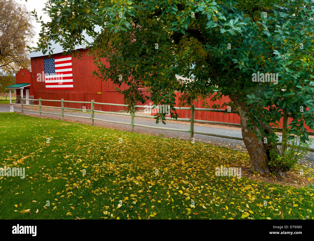 Chelan County, Washington: Historische rote Scheune mit einer amerikanischen Flagge gemalt auf der Seite Stockfoto