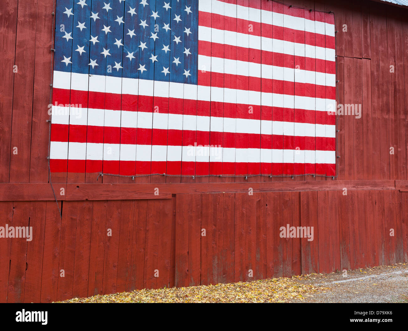 Chelan County, Washington: Historische rote Scheune mit einer amerikanischen Flagge gemalt auf der Seite Stockfoto