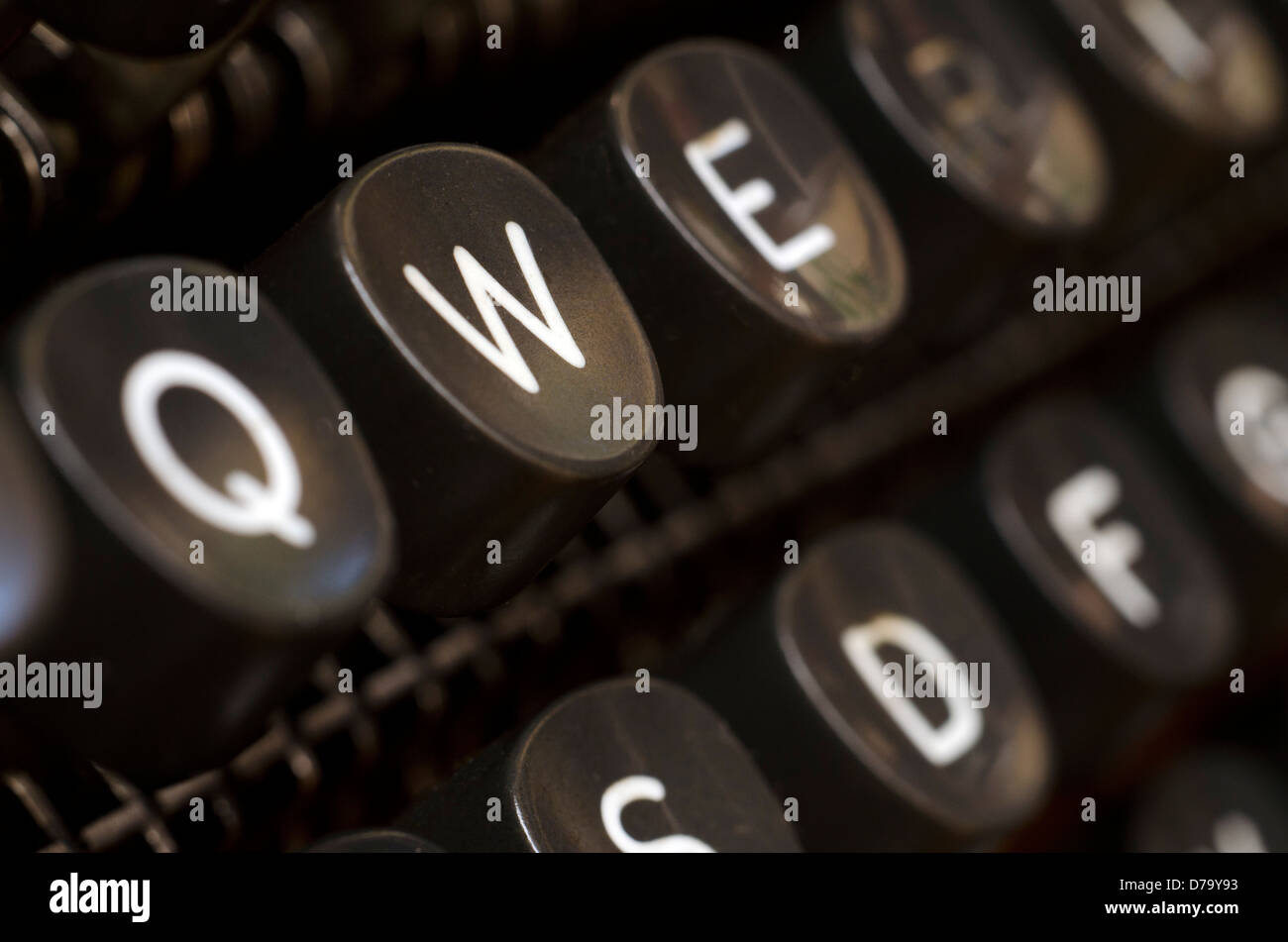 eine Tastatur auf einer alten Schreibmaschine Stockfoto