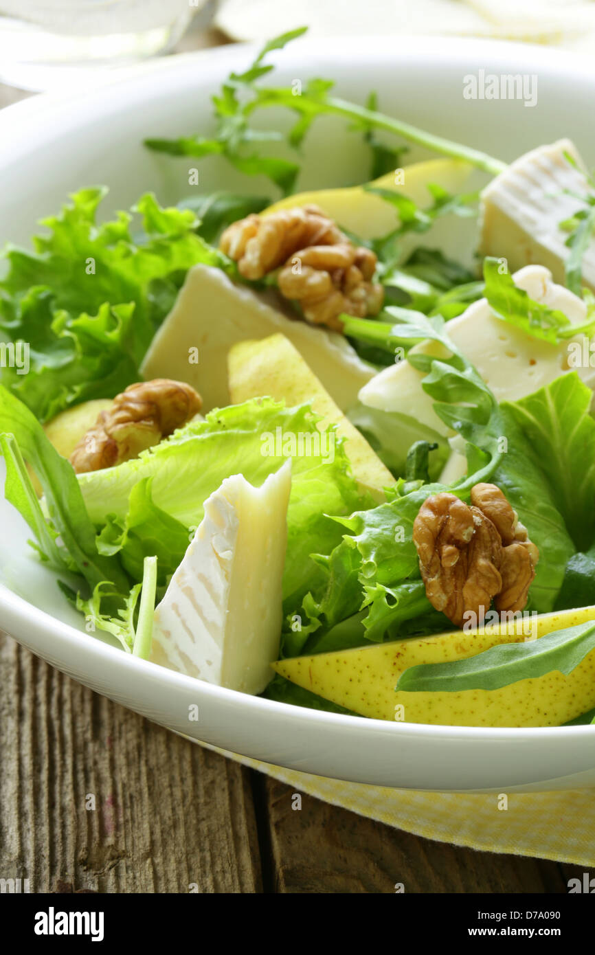 Salat mit Birnen, Walnüssen und Käse Camembert Stockfoto