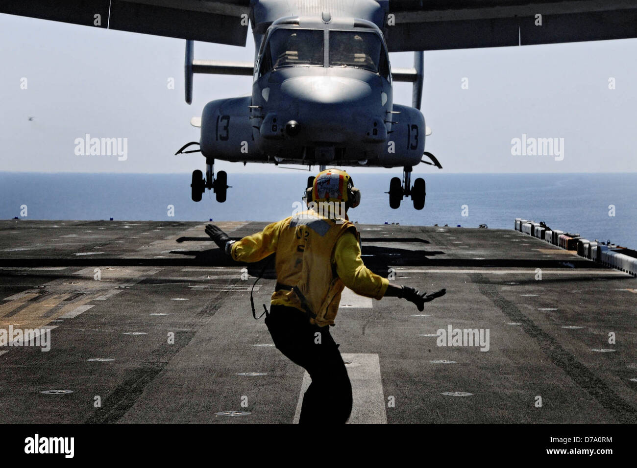 Landing Stellwerkswärter Guides Osprey auf Flugdeck Stockfoto