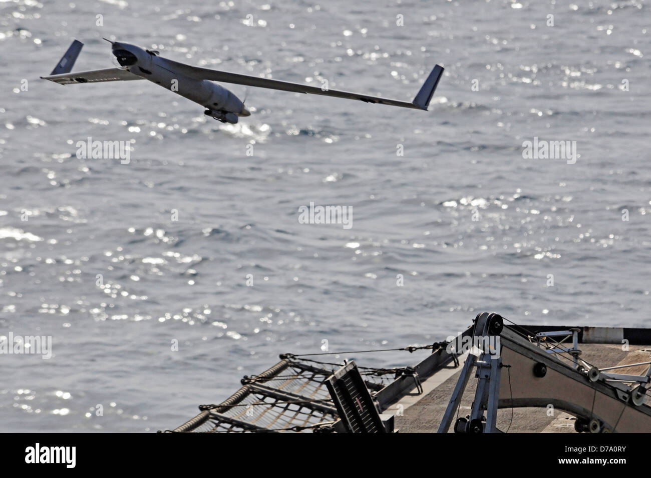 Scannen Sie Eagle Unmanned Aerial Vehicle startet USS Comstock Stockfoto