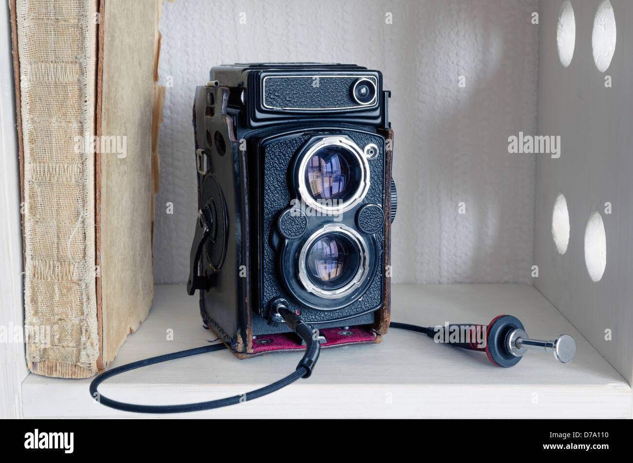 Vintage TLR-Fotokamera mit externen Auslöser freigeben auf die weiße Bücherregal Stockfoto