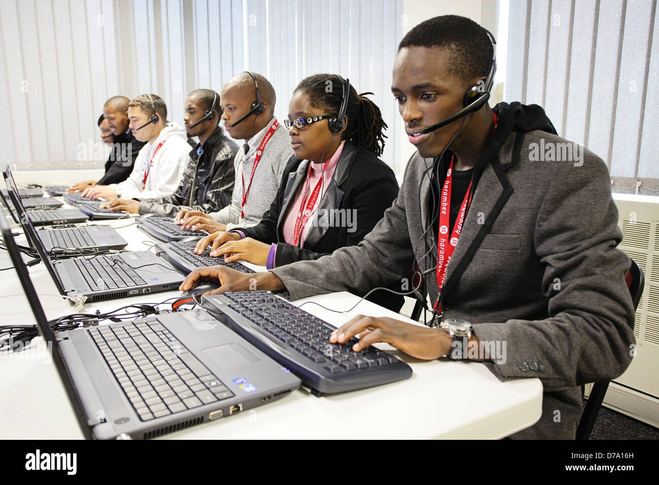 Kapstadt basierte Studenten Ausbildung zum Einsteiger-Arbeiter auf Laptops eingeben. Stockfoto