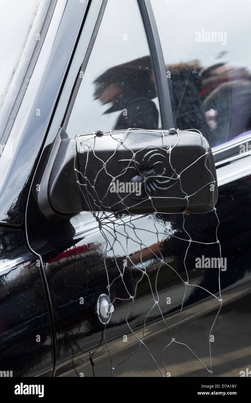 Spinne und Web auf Auto Außenspiegel bei Whitby Gothic Weekend Festival im April 2013. Whitby, North Yorkshire, England, UK Stockfoto