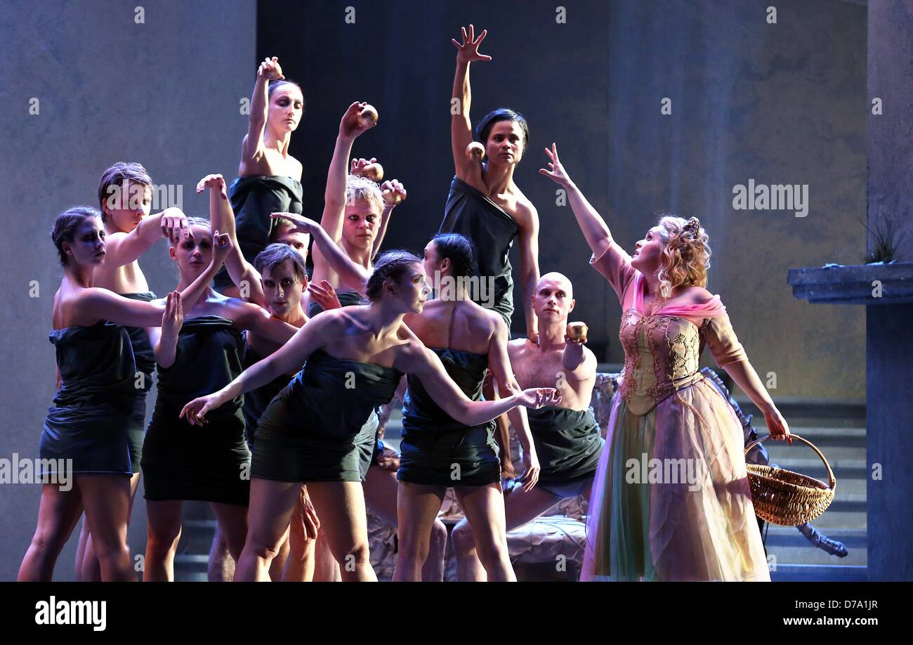 Freia (Sandra Tattning) führt auf der Bühne während einer Präsentation von Wagners Rheingold in Leipzig, Deutschland, 30. April 2013. Die Oper, die das erste Stück von Richard Wagners "der Ring des Nibelungen" ist, wird am 04 Mai premiere. Foto: Jan Woitas Stockfoto
