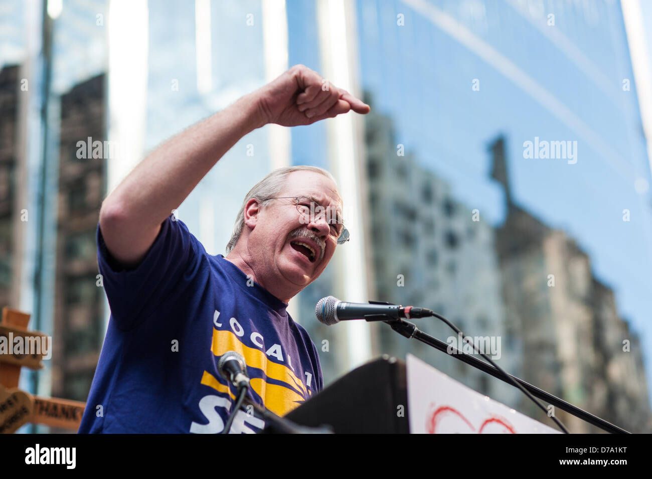 Chicago, Vereinigte Staaten von Amerika 1. Mai 2013.  SEIU Local 1 Präsident Tom Balanoff spricht bei einer Maikundgebung im Federal Plaza in Chicago für Arbeitnehmerrechte und Reform der Einwanderung. Bildnachweis: Max Herman/Alamy Live-Nachrichten Stockfoto