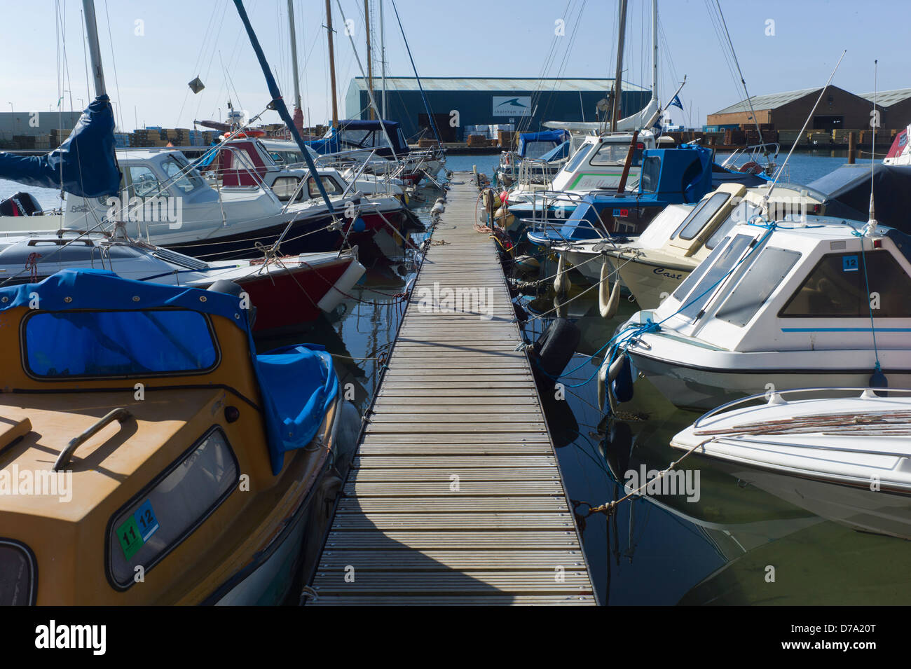 Anlegesteg und festgemachten Boote, Lady Bee Marina, Southwick, Sussex, UK Stockfoto