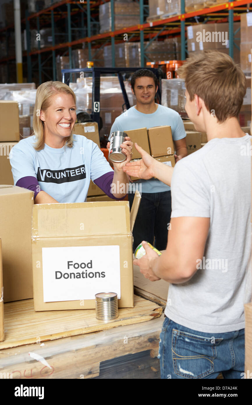 Freiwillige sammeln Lebensmittelspenden im Lager Stockfoto
