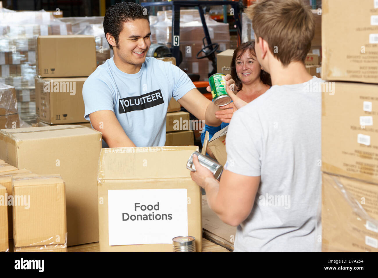 Freiwillige sammeln Lebensmittelspenden im Lager Stockfoto