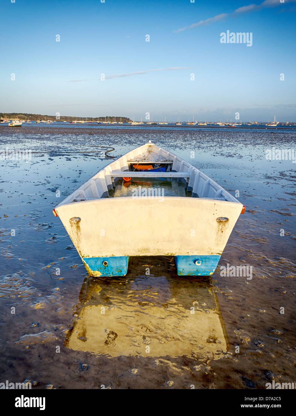 Ein Boot vor Anker bei Sandbänke in Poole Harbour in Dorset Stockfoto