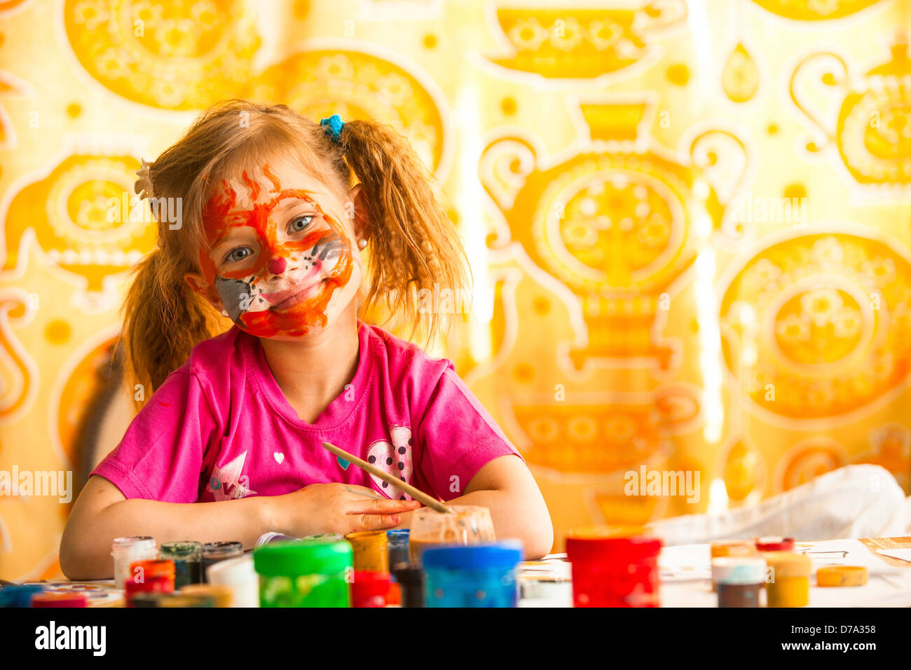 Kinder malen mit Farbe von Gesicht zeichnen Stockfotografie - Alamy