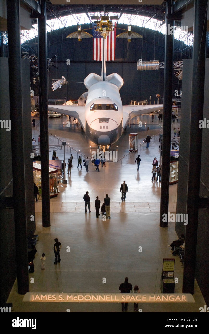USA Virginia Dulles National Air Space Museum Space Shuttle Enterprise & Tracking-Daten-Relais-Satelliten TDRS) Stockfoto