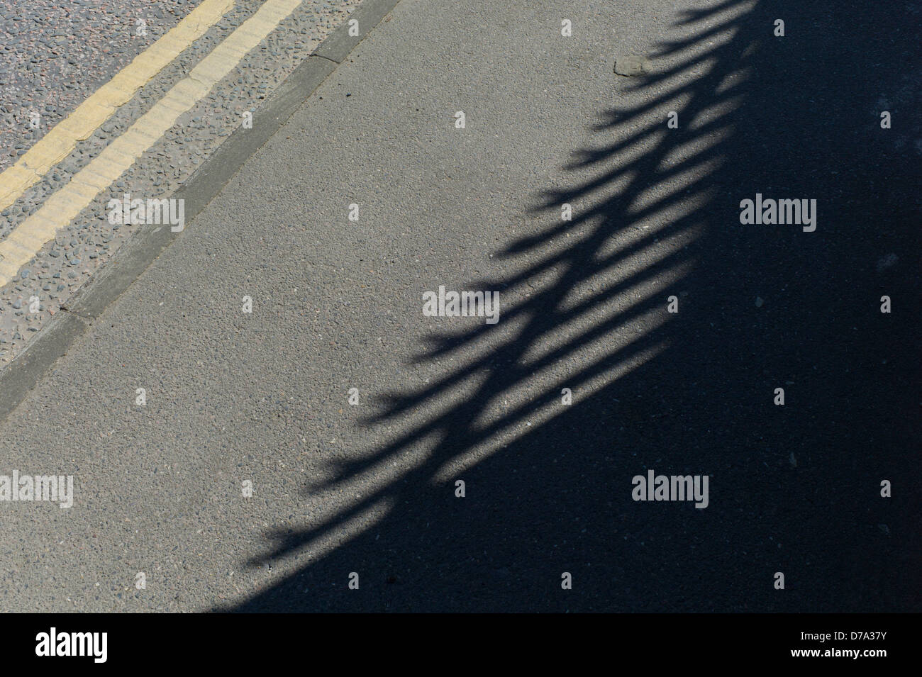Schatten der Spike Geländer auf Bürgersteig Stockfoto