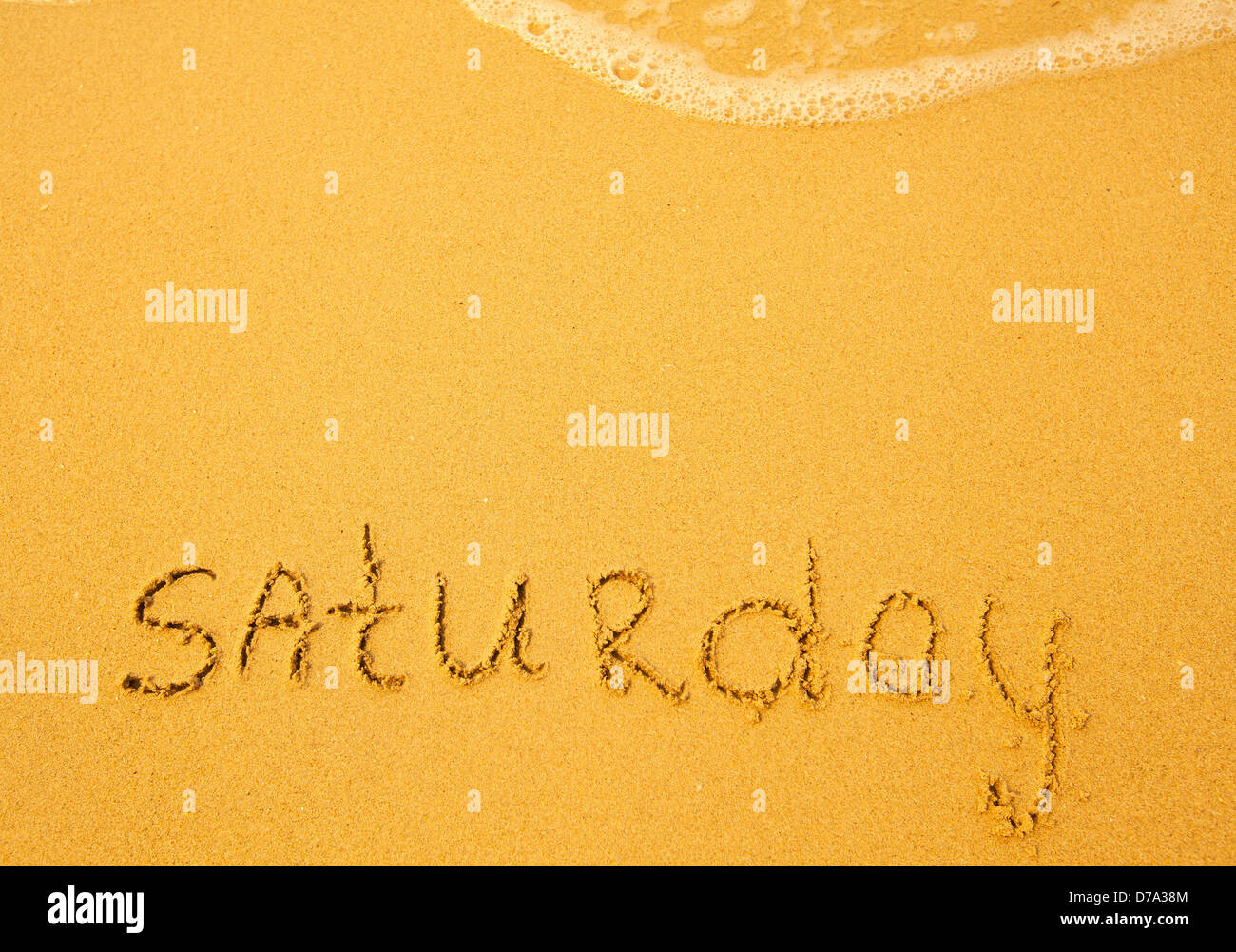 Samstag - geschrieben im Sand am Strand Textur (weiche Welle des Meeres) Stockfoto