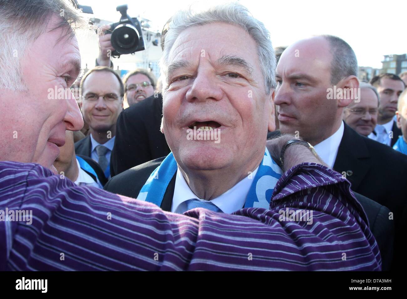 Der deutsche Bundespräsident Joachim Gauck umfasst einen Besucher bei den 34. Deutschen Evangelischen Kirchentag in Hamburg, Deutschland, 1. Mai 2013. Insgesamt sollen mehr als 100.000 Menschen den Kirchentag zu besuchen. Foto: Bodo Marks Stockfoto