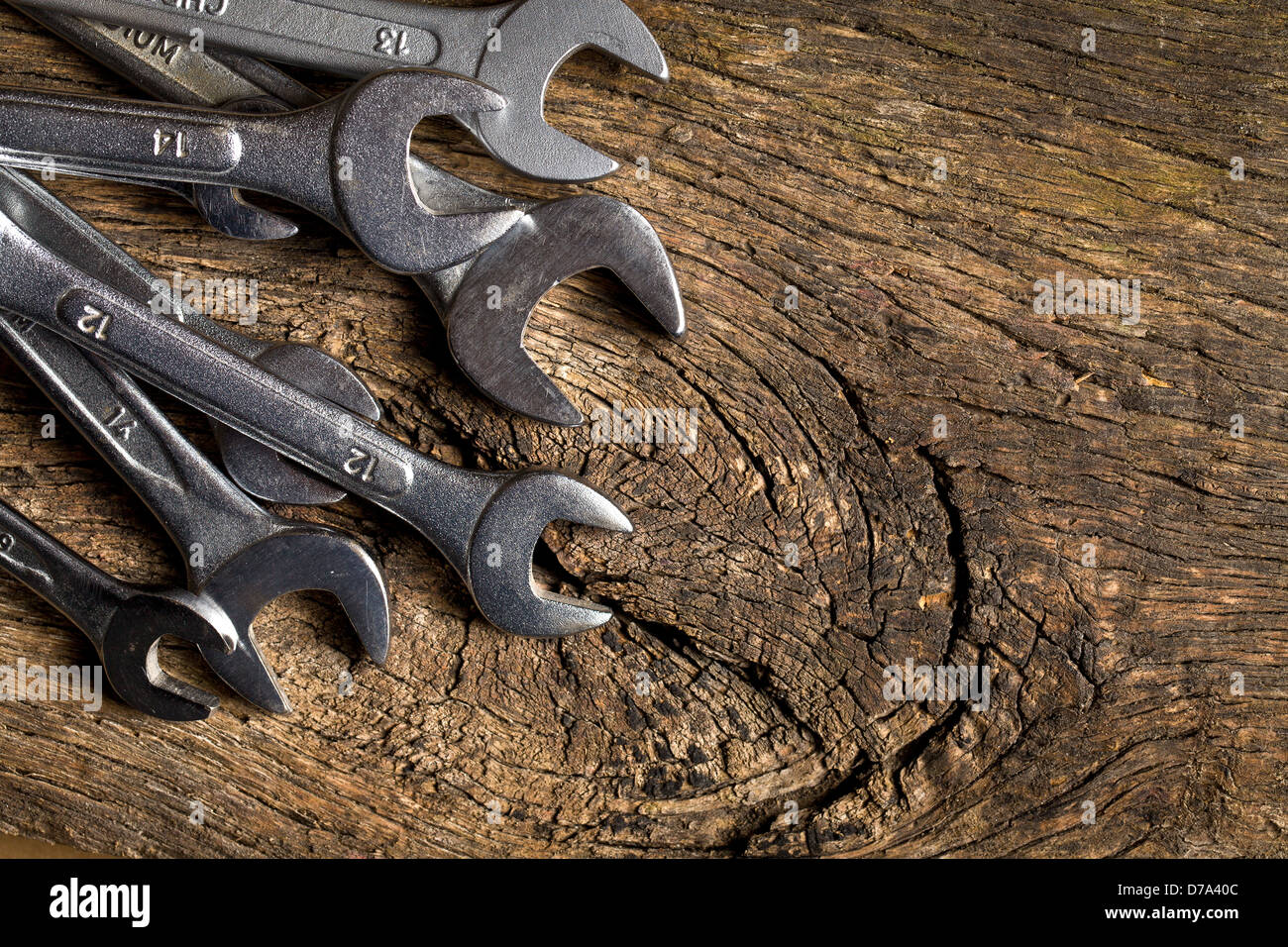 Chrom-Schraubenschlüssel auf alten Holztisch Hintergrund Stockfoto