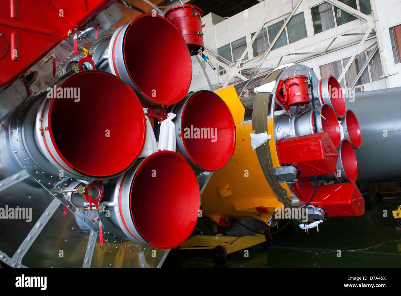 Sojus-Rakete-Booster in Aula am Weltraumbahnhof Baikonur, Kasachstan Stockfoto