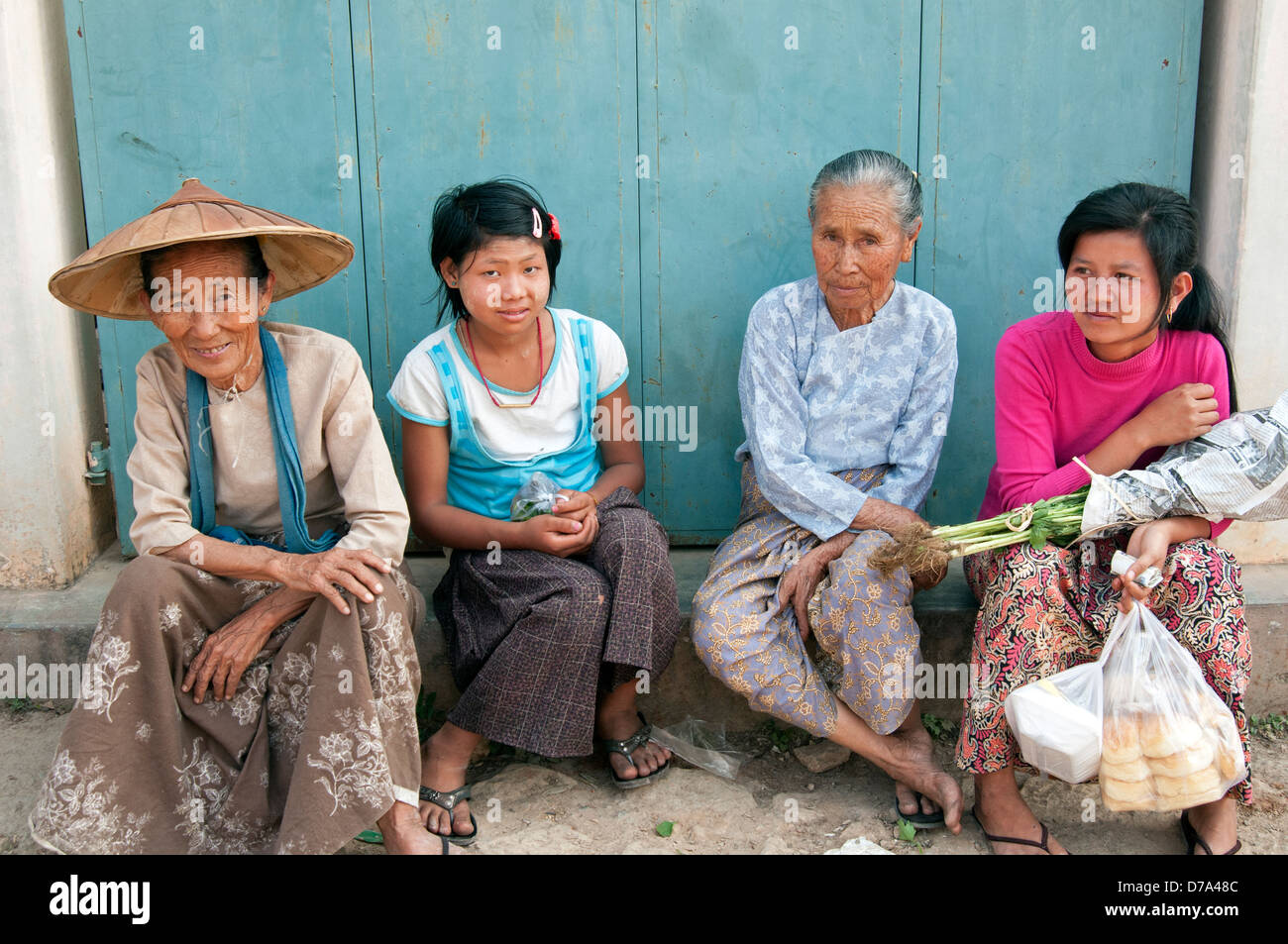 Eine Gruppe von vier jungen und alten burmesischen Frauen sitzen darauf Ein Schritt in Nyuangshwe Dorf Inle See Myanmar (Burma) Stockfoto