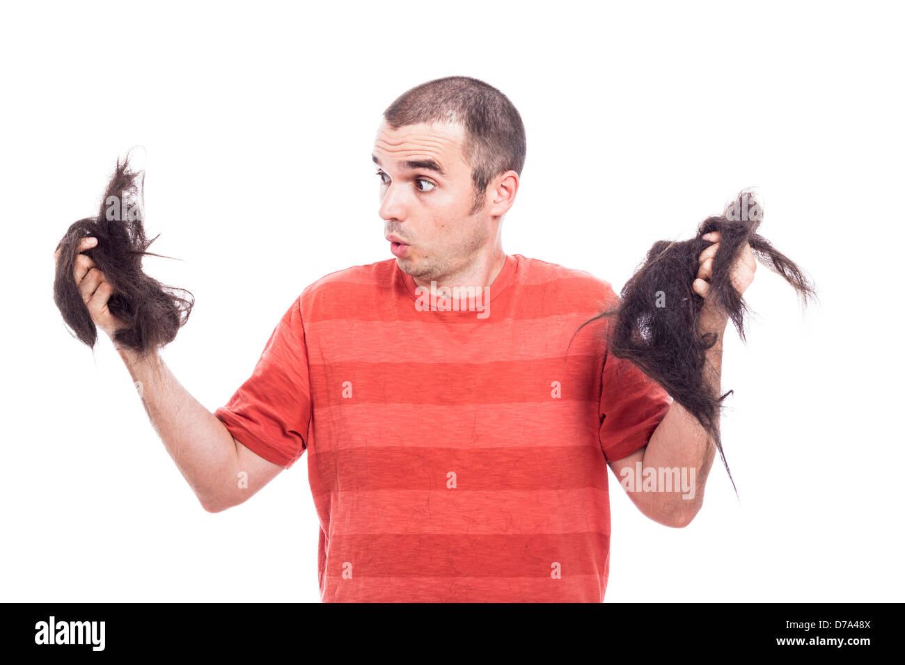 Überrascht, glatzköpfiger Mann hält seine lange rasierte Haare, isoliert auf weißem Hintergrund Stockfoto
