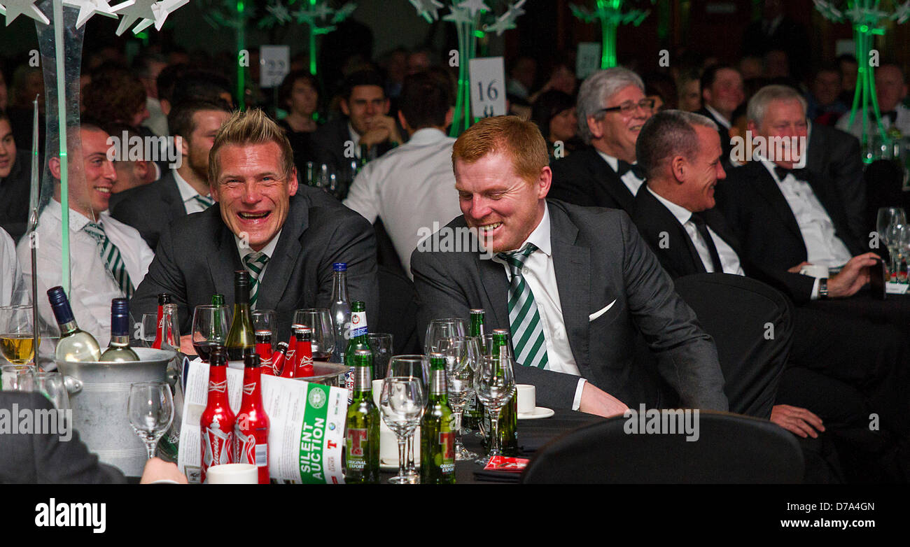 29.04.2013 Glasgow, Schottland. Johan Mjällby und Neil Lennon amüsieren während der Celtic Football Clubspieler des Jahres-Preisverleihung. Stockfoto