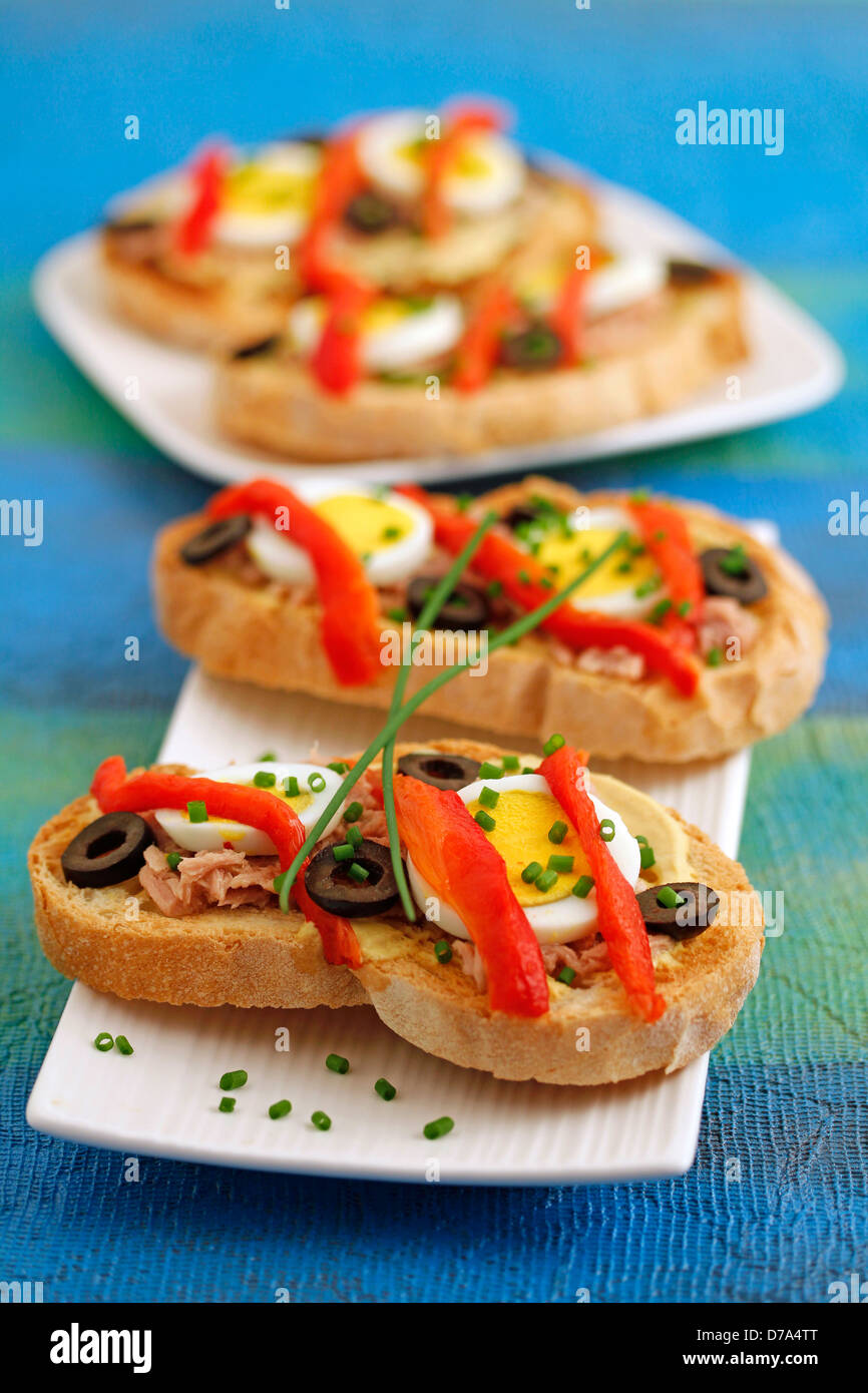 Bruschetta mit Thunfisch und Paprika. Rezept erhältlich Stockfoto