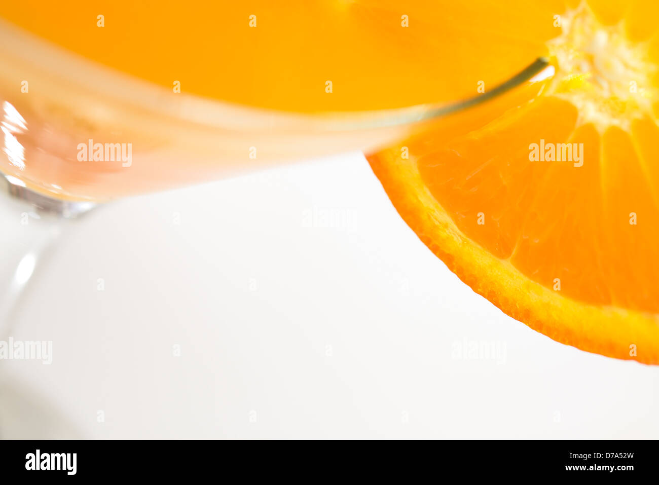 Orangensaft und Orangenscheibe in Cóctel Behälter Stockfoto
