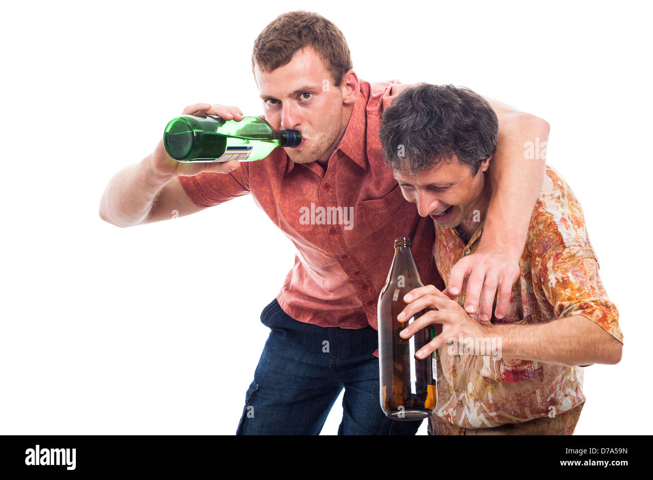 Zwei lustige betrunkene Männer mit Flasche Alkohol, isoliert auf weißem Hintergrund Stockfoto