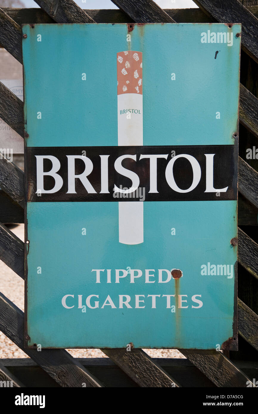 WERBEPUNKT Retro Straßenschild – Individualisierbar Mit Deinem Text, 52x11 Cm, Alu-Verbund | Für Innen & Außen