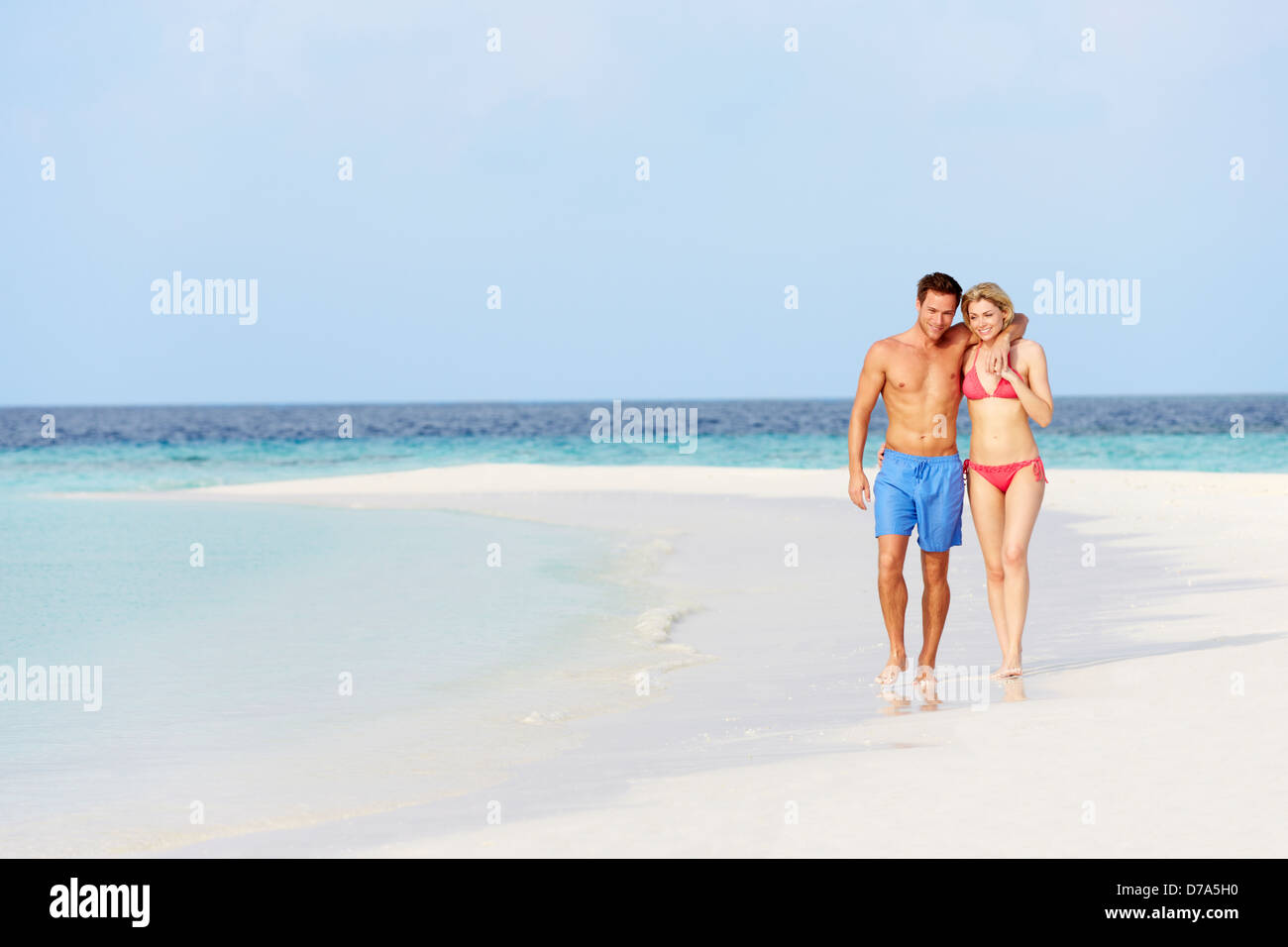 Romantisch zu zweit zu Fuß auf schönen tropischen Strand Stockfoto