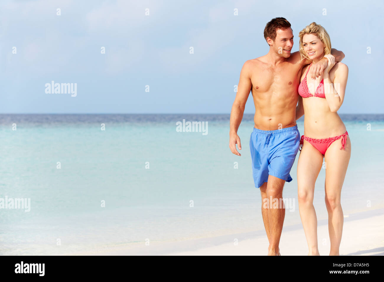 Romantisch zu zweit zu Fuß auf schönen tropischen Strand Stockfoto