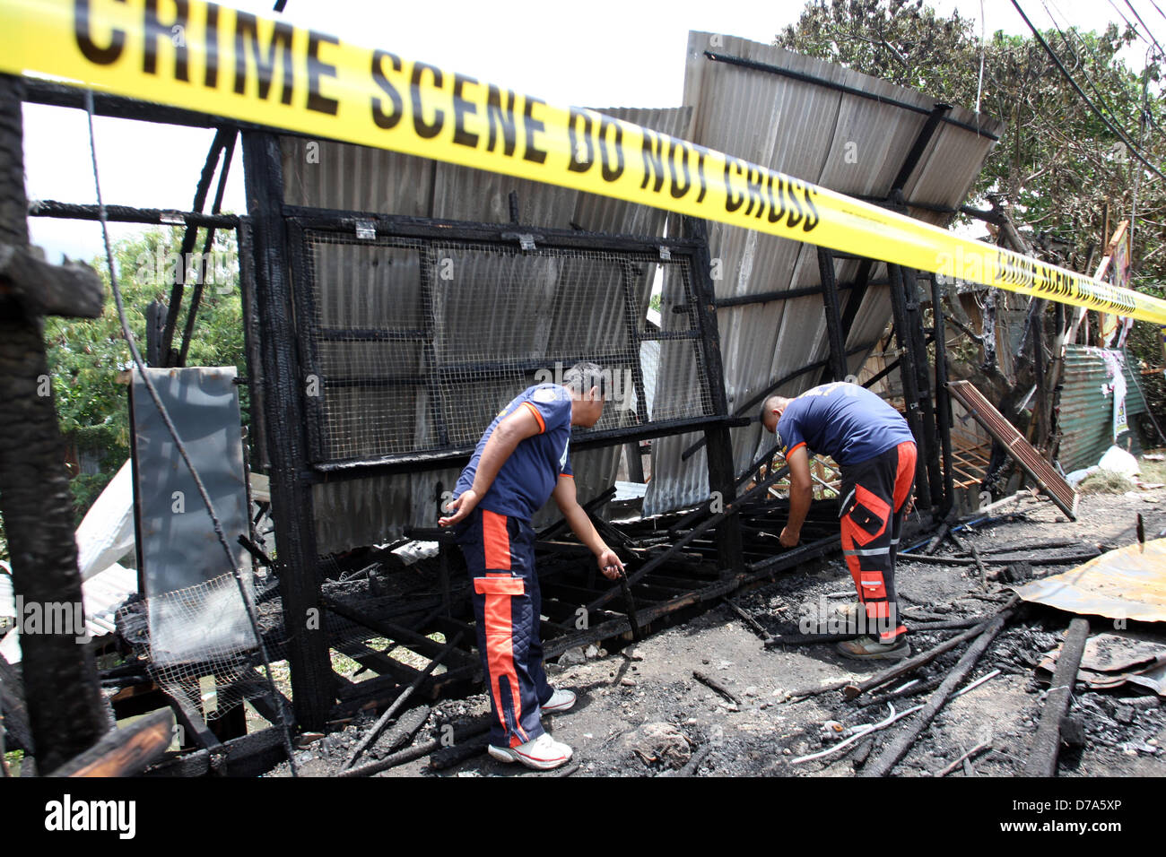 SULTAN KUDARAT, Philippinen, 2. Mai 2013. Philippinische Fire Marshals inspizieren der geschleiften provinzielle Sitz der philippinische Präsident Benigno Aquino III liberale Partei in der südlichen philippinischen Township von Sultan Kudarat Stadt in Maguindanao, 2. Mai 2013.  Unbekannte Männer am Mittwoch Abend das Gebäude Brand gesetzt aber keine Casulaty wurde berichtet. Am 13. Mai 2013 werden die Philippinen des Kongresses und Kommunalwahlen abhalten. Vorangegangenen Wahlen im Land haben durch Gewalt, vor allem in ländlichen Gebieten Überfluss in Waffen und private Milizen getrübt. Im Jahr 2009 58 Menschen, darunter 32 Medien Arbeitnehmer, Stockfoto