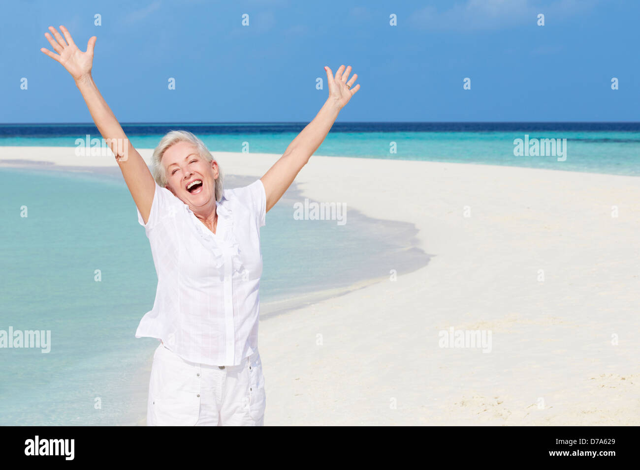 Ältere Frau mit ausgestreckten am schönen Strand Stockfoto
