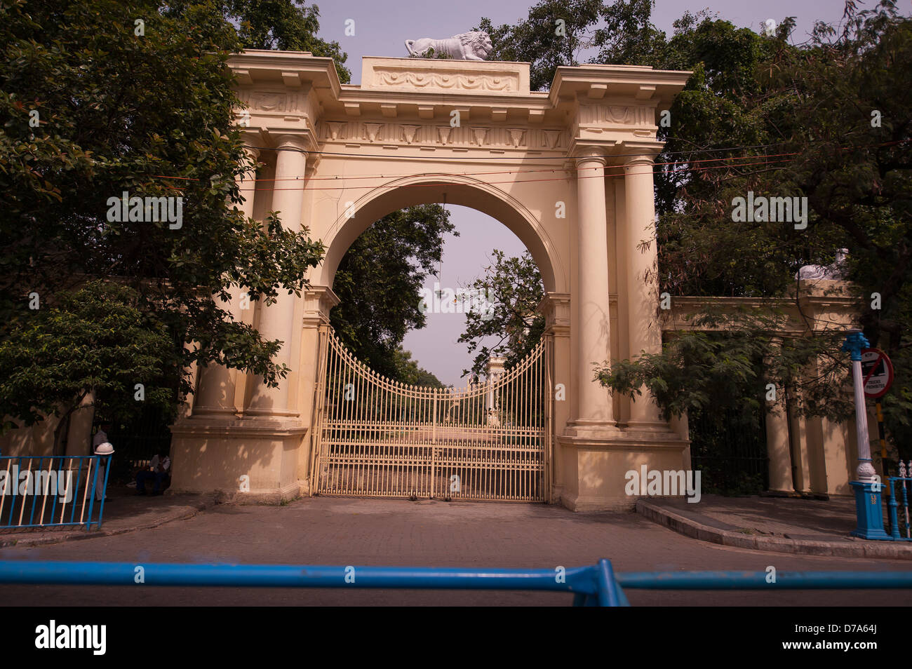 Macht, Herrschaft, Löwentor am Gouverneur Haus-Ost-Tor. Kolkata. Stockfoto