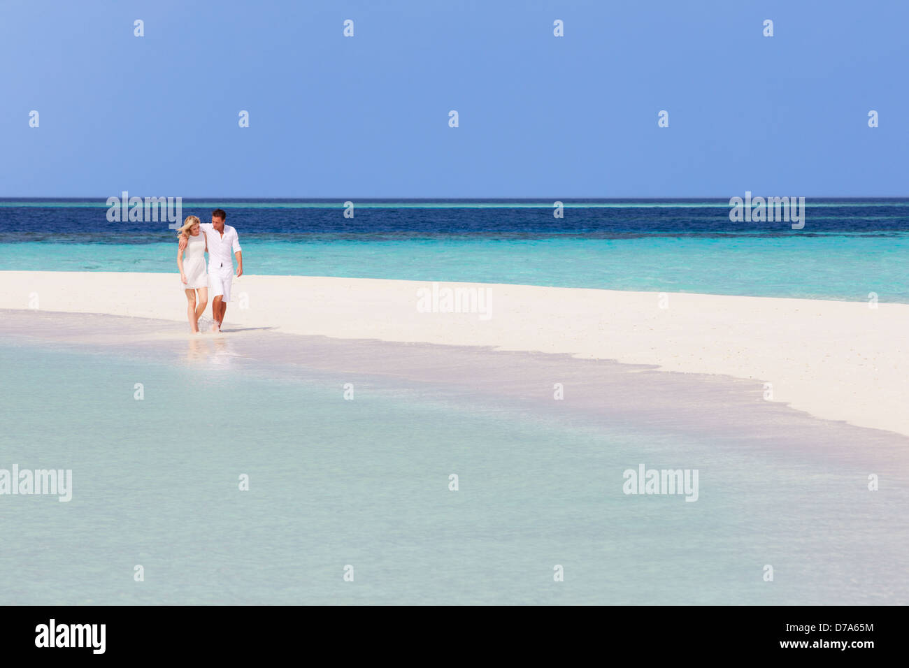 Romantisch zu zweit zu Fuß auf schönen tropischen Strand Stockfoto