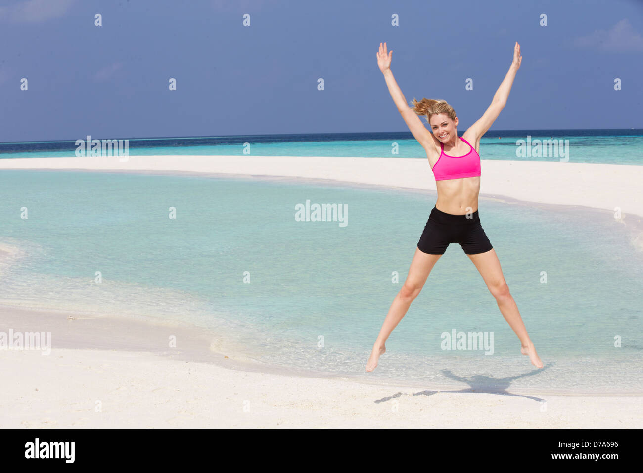 Frau am schönen Strand von Ausübung Stockfoto