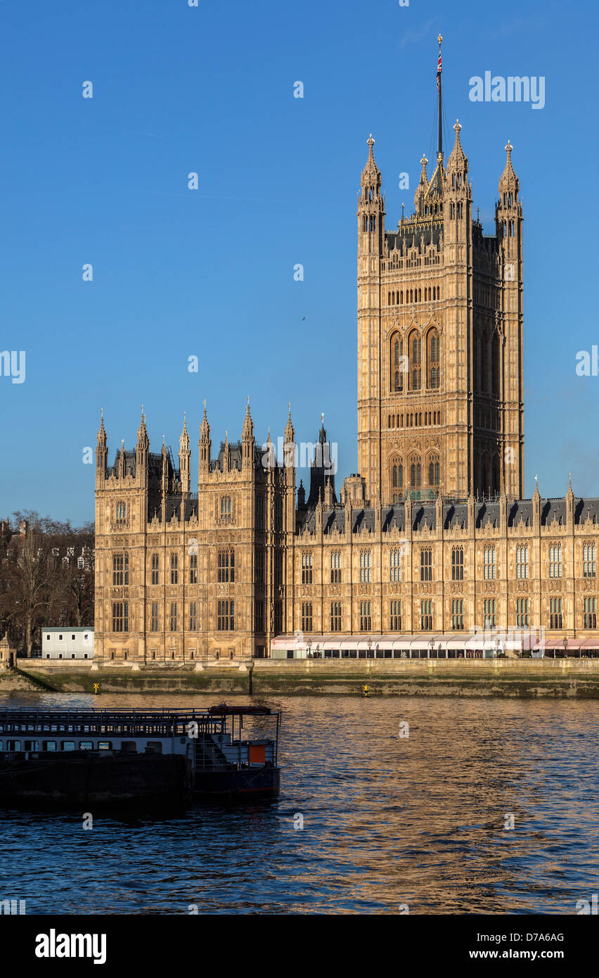 Häuser des Parlaments von Victoria Embankment gesehen Stockfoto