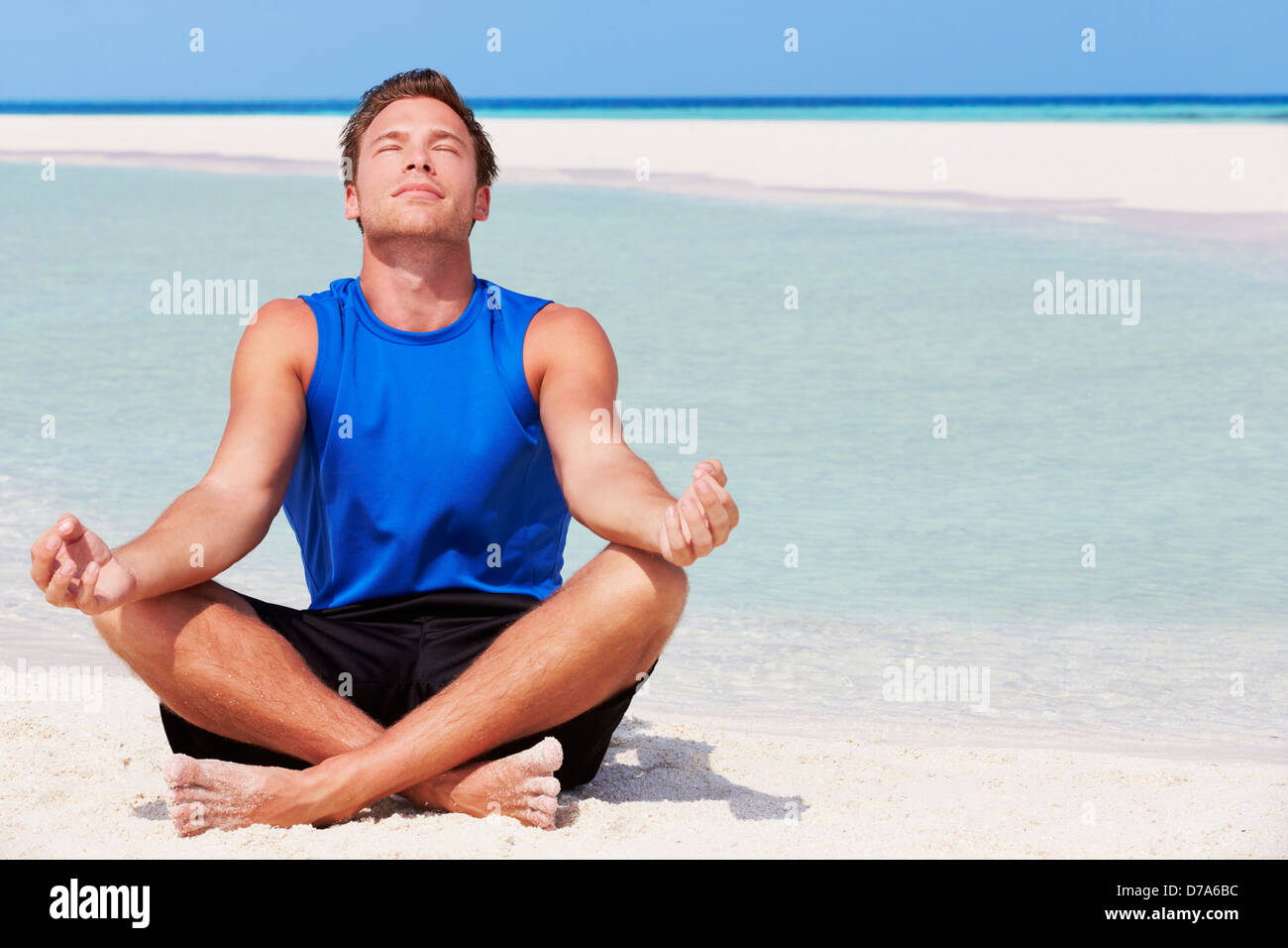 Menschen, die meditieren am Strand Stockfoto