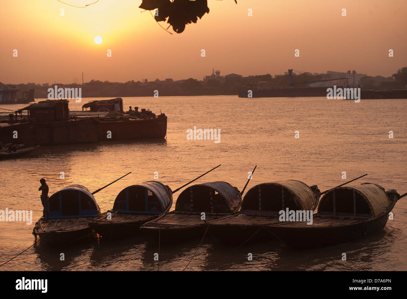 Sonnenuntergang auf dem Ganges gegen Kahn & Land Boote, Kolkata, Westbengalen, Indien. Stockfoto