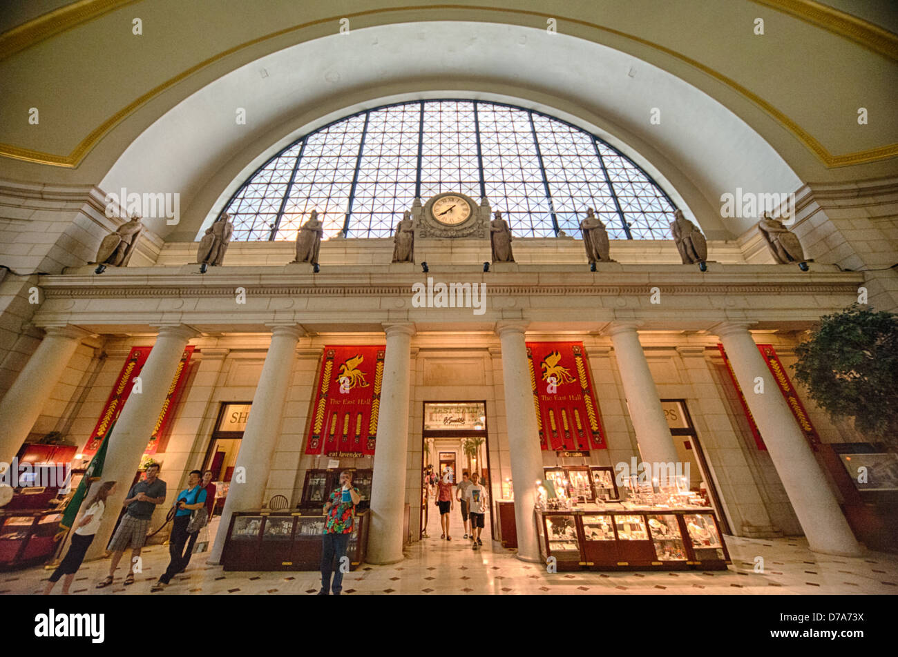 Innenansicht der Union Station in Washington, DC, USA, mit der historischen Haupthalle und dem Hallenbereich. Stockfoto