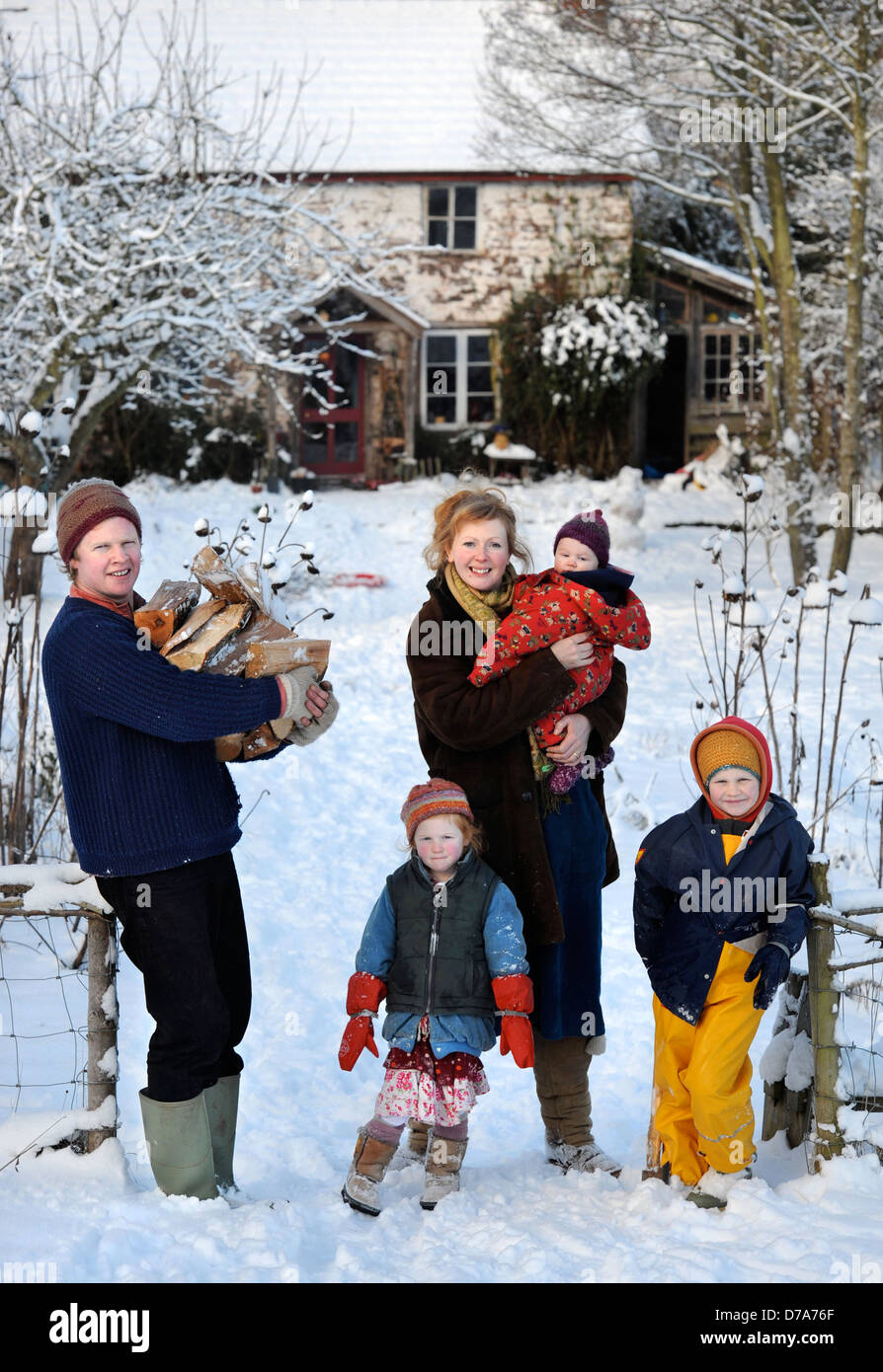 Eine ländliche Familie aus Herefordshire, die Holz zu verwenden, um die Heizung und Kochen Bereich in ihrem Haus UK Kraftstoff Stockfoto