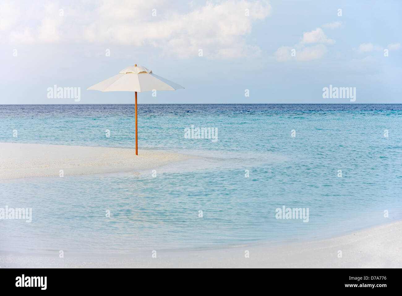 Schönen einsamen Strand mit Sonnenschirm Stockfoto