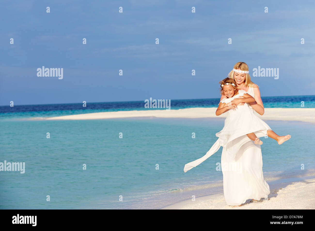 Braut mit Brautjungfer am schönen Strandhochzeit Stockfoto